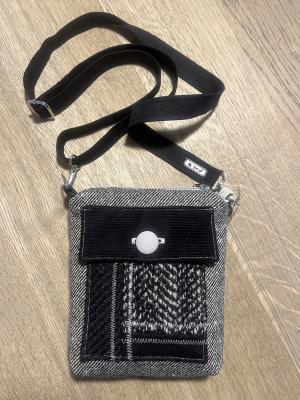 "Flickenwerk I mit Tasche" - SCHWARZ-CREME